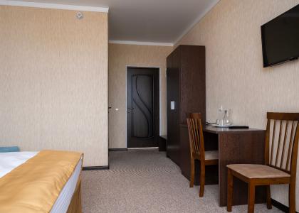 room 73 thumbnail 4